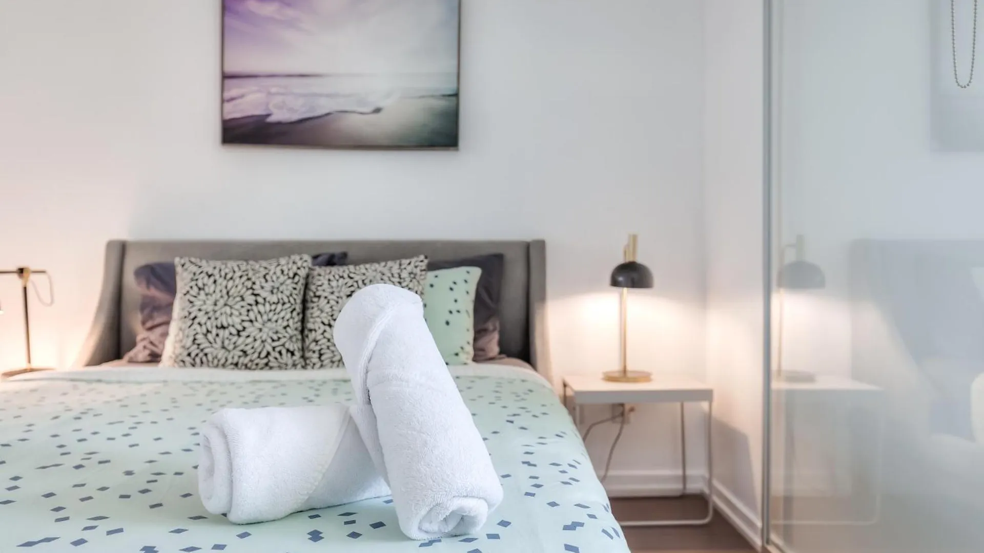Atlas Suites Furnished Apartments- Iceboat Terrace Toronto Inn
