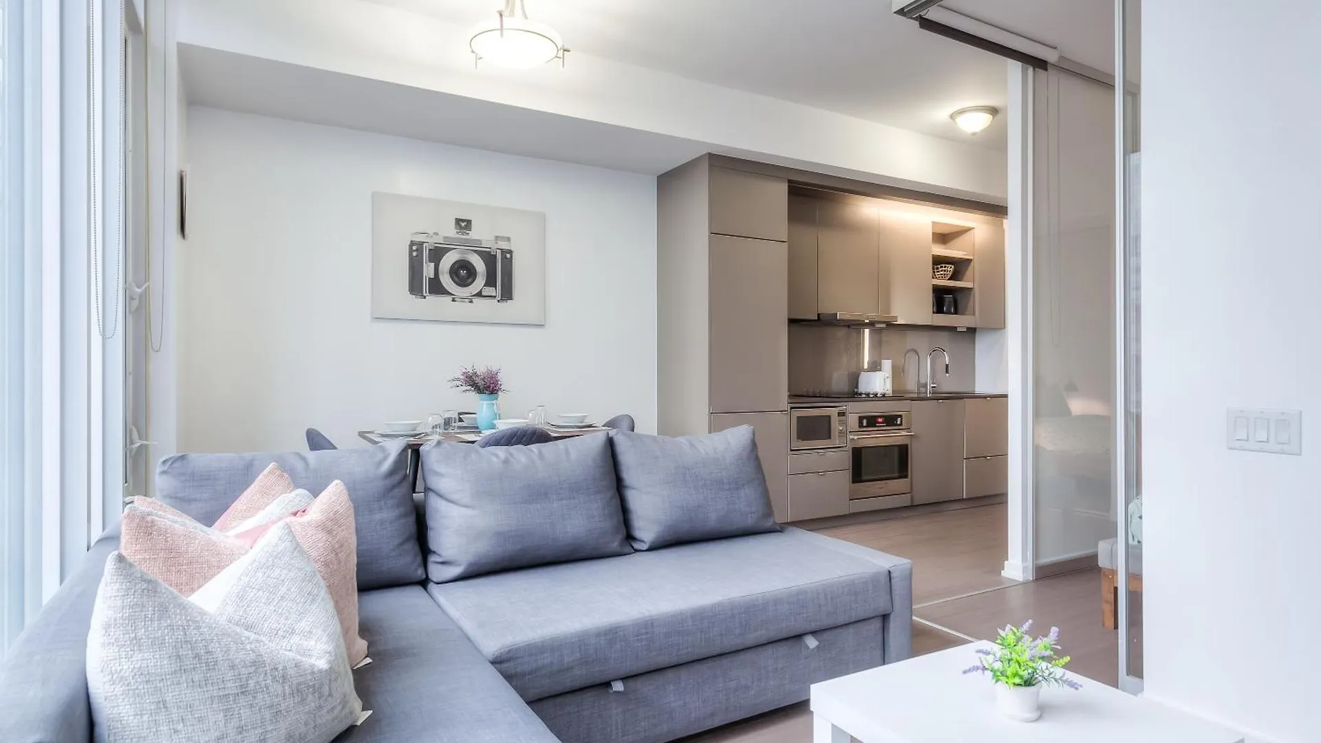 Atlas Suites Furnished Apartments- Iceboat Terrace Toronto Kanada