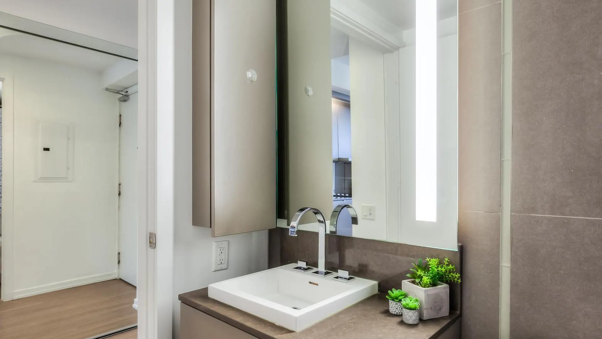 *** Gasthof Atlas Suites Furnished Apartments- Iceboat Terrace Toronto Kanada